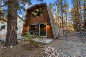 The Cozy Bear Cabin - Updated gambrel with huge outdoor space! Cornhole, Tether ball, Fire pit!